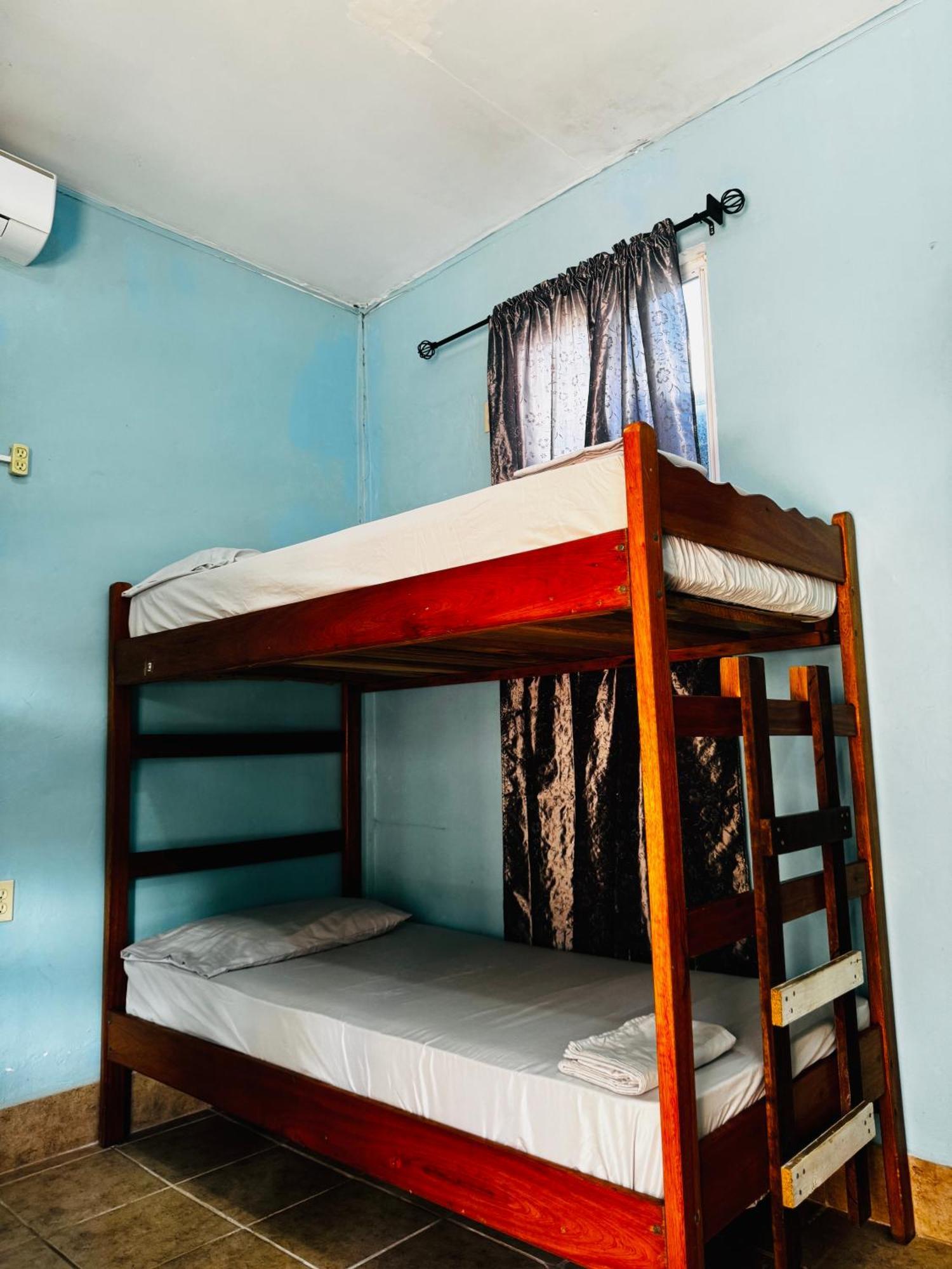 Go Slow Guesthouse Caye Caulker Kültér fotó