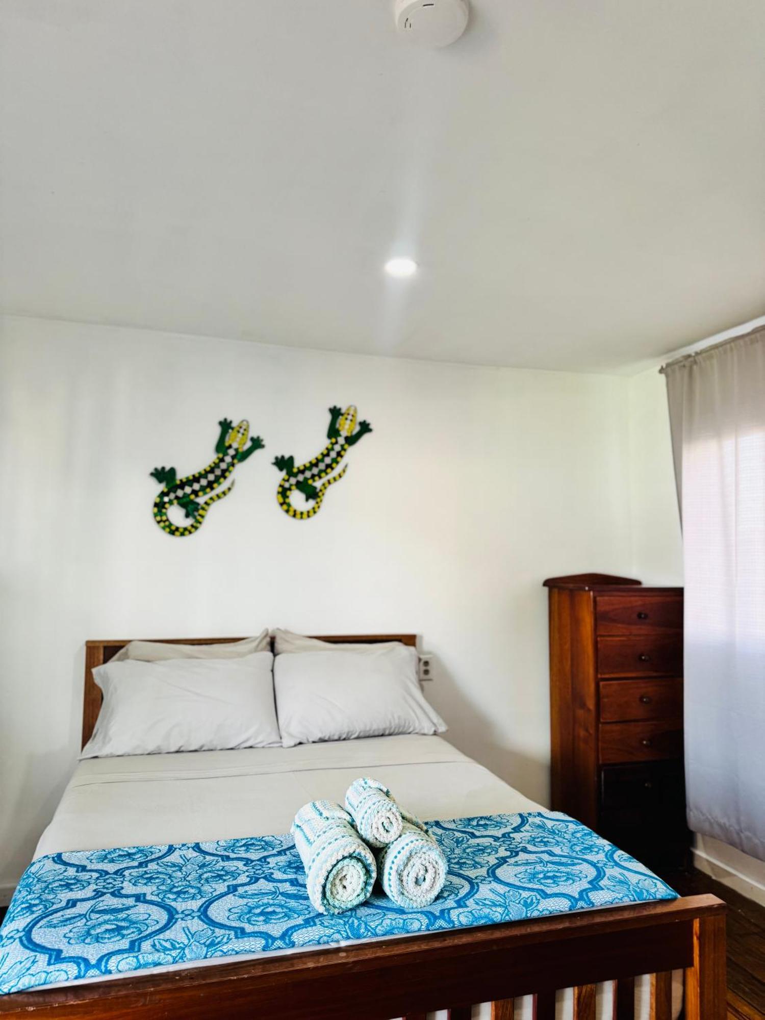 Go Slow Guesthouse Caye Caulker Kültér fotó